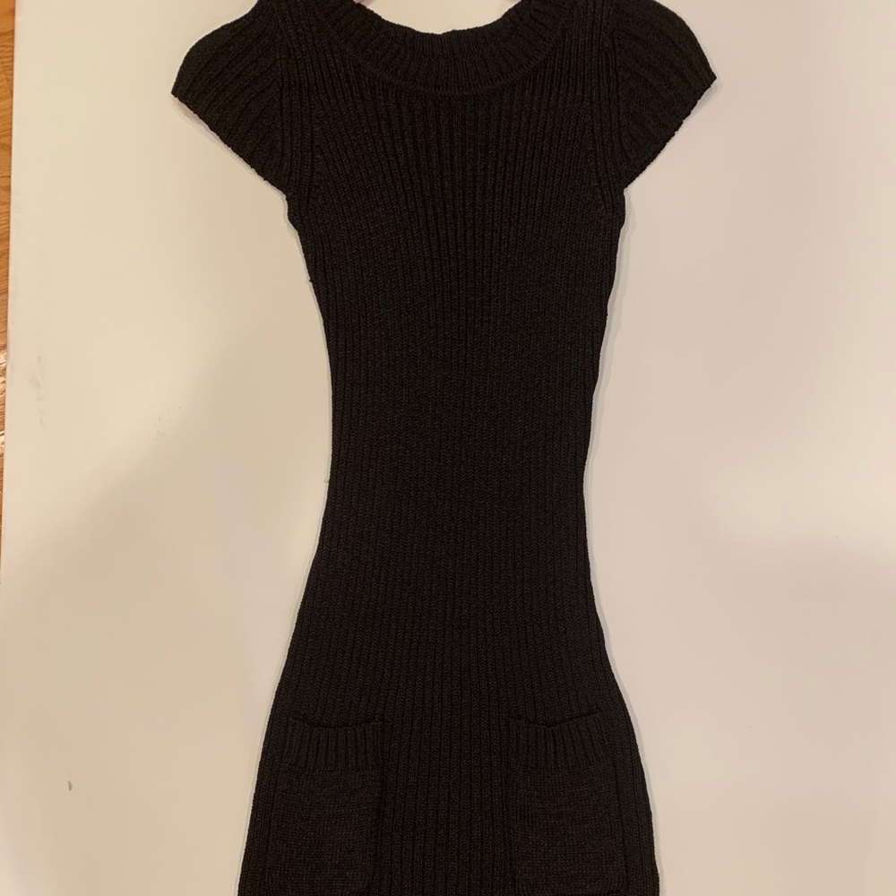Black short sleeve fitted black dress